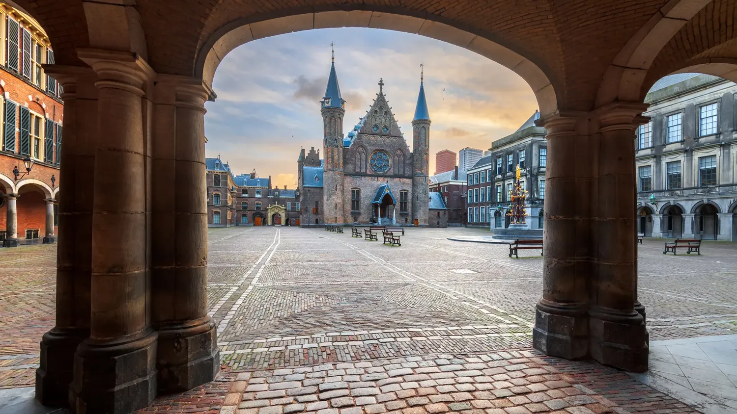 Le Binnenhof à La Haye, vu à travers un portail