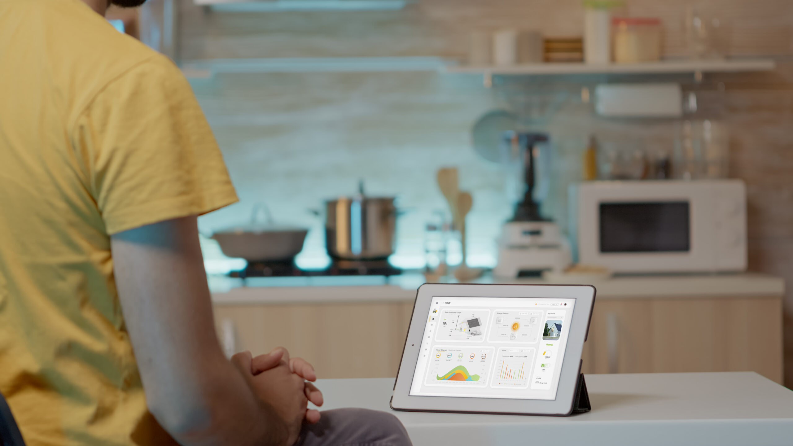 Tablette équipée d’un tableau de bord énergétique posée sur un plan de travail de cuisine