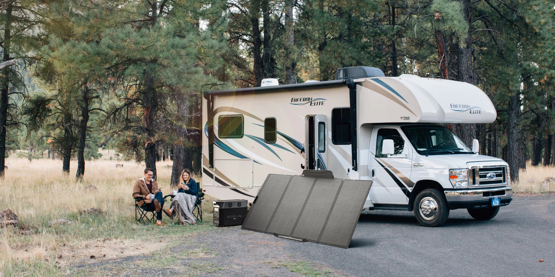 Camping-car dans la forêt équipé d’un panneau solaire pliable